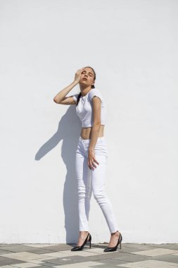 Model testleri. Genç güzel esmer model bir whi karşı poz