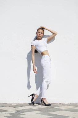 Model testleri. Genç güzel esmer model bir whi karşı poz