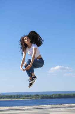 Güzel esmer kadın mavi gökyüzü parlak güneşli karşı poz biz
