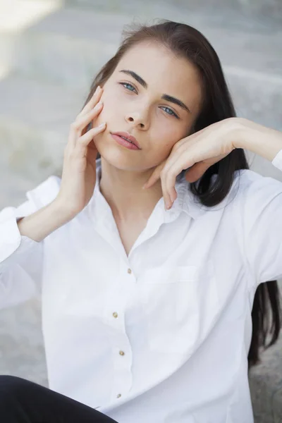 Mladá krásná brunetka dívka — Stock fotografie