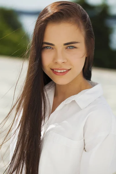 Young Beautiful brunette girl — Stock Photo, Image