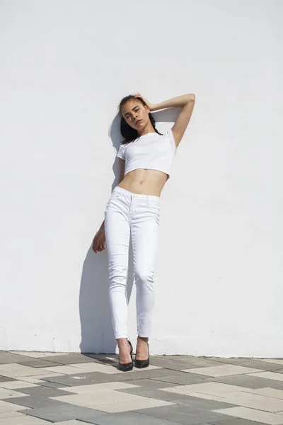 Model tests. Young beautiful brunette model posing against a whi — Stock Photo, Image