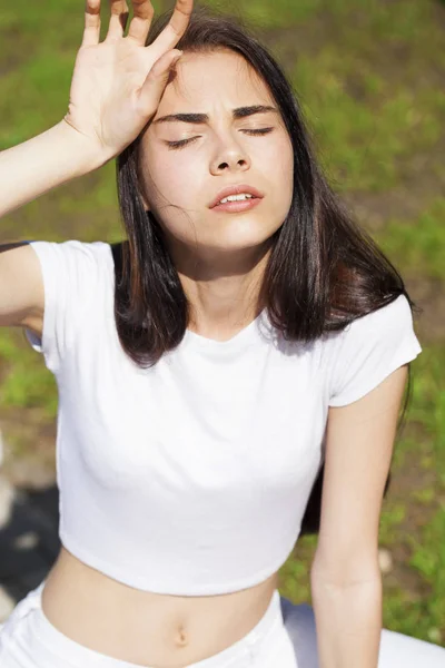 아름다운 갈색 머리 여자 에 포즈 대 여름 공원, 밝은 sunn — 스톡 사진