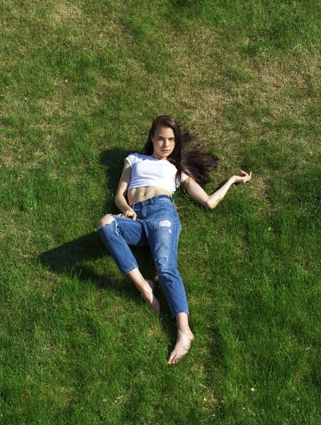 パの芝生の上で休んでいる若い美しい少女の肖像画 — ストック写真