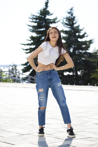 Joven hermosa adolescente posando contra el parque de verano, brillante —  Fotos de Stock
