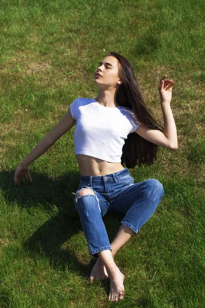 Портрет молодой красивой девушки, отдыхающей на лужайке в папе — стоковое фото