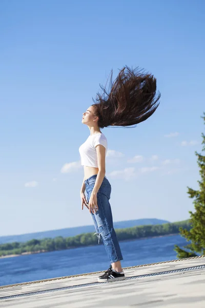 아름다운 갈색 머리 여자 포즈 대 푸른 하늘 밝은 화창한 우리 — 스톡 사진