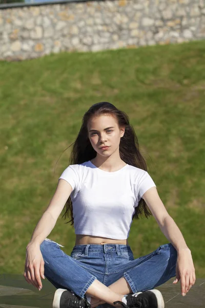Joven hermosa adolescente posando contra el parque de verano, brillante — Foto de Stock