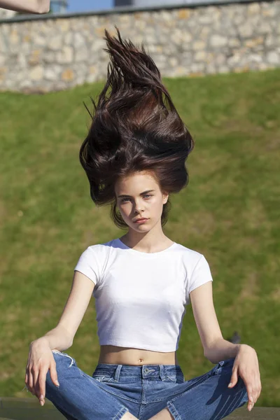Молода красива дівчина-підліток позує на літній парк, яскравий — стокове фото