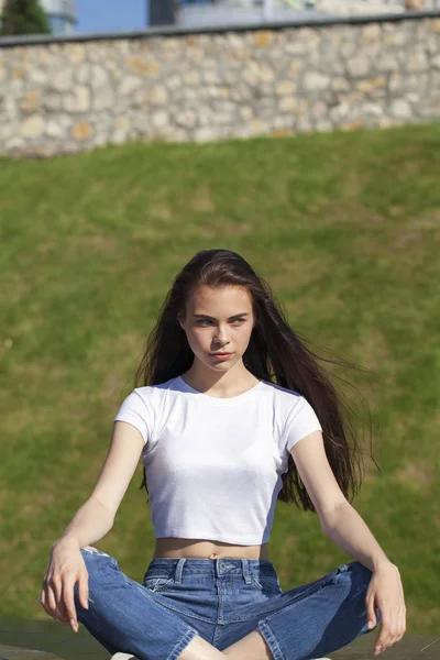 Joven hermosa adolescente posando contra el parque de verano, brillante — Foto de Stock