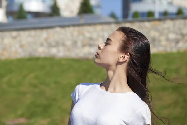 Joven hermosa adolescente posando contra el parque de verano, brillante —  Fotos de Stock