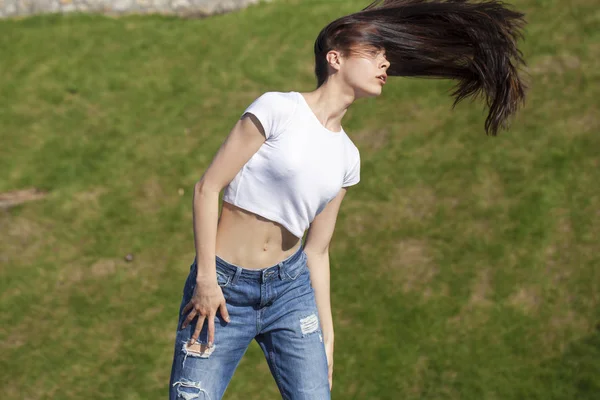 Jong mooi tiener meisje poseren tegen zomer park, helder — Stockfoto