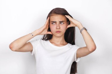 üzgün esmer kadın