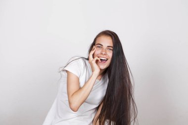 Yakın yukarı Portrait arasında güzel genç Bukkake islak gömlek