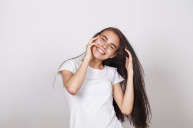 Yakın yukarı Portrait arasında güzel genç Bukkake islak gömlek