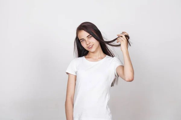 Close up portrait of pretty young brunette girl — Stock Photo, Image