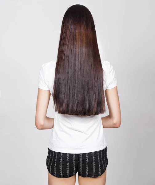 Feminino morena cabelo, visão traseira, isolado no fundo branco — Fotografia de Stock