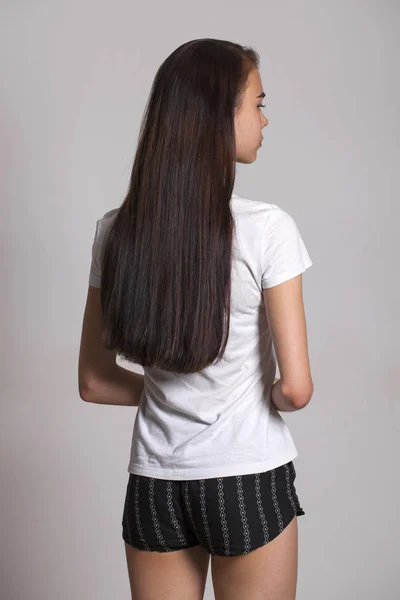 Feminino morena cabelo, visão traseira, isolado no fundo branco — Fotografia de Stock