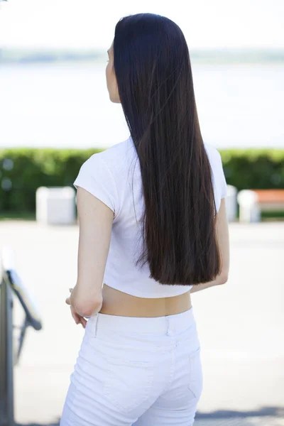 Female brunette hair, rear view, summer park — Stock Photo, Image
