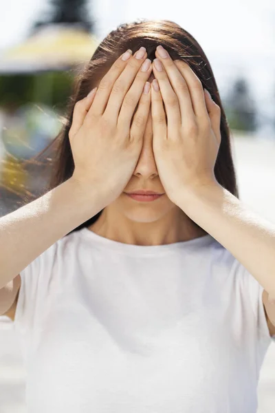 年轻女子帧她手掌的脸 — 图库照片