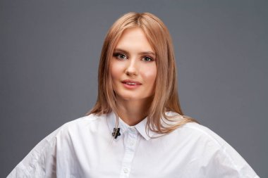 Beyaz sh genç bir güzel sarışın kadının Closeup portre