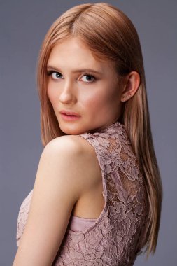 Seksi elbiseli genç sarışın Bayan