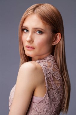 Seksi elbiseli genç sarışın Bayan