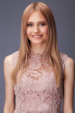 Seksi elbiseli genç sarışın Bayan