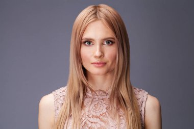 Seksi elbiseli genç sarışın Bayan