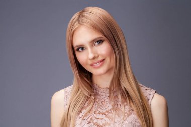 Seksi elbiseli genç sarışın Bayan