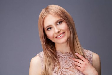 Seksi elbiseli genç sarışın Bayan