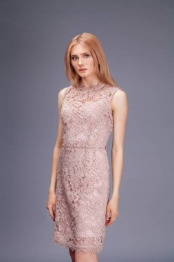 Seksi elbiseli genç sarışın Bayan