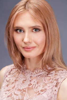 Seksi elbiseli genç sarışın Bayan