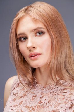 Seksi elbiseli genç sarışın Bayan