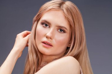 Seksi elbiseli genç sarışın Bayan