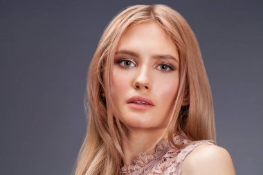 Seksi elbiseli genç sarışın Bayan