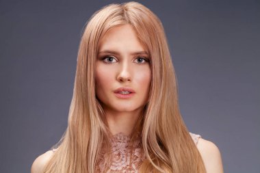 Seksi elbiseli genç sarışın Bayan