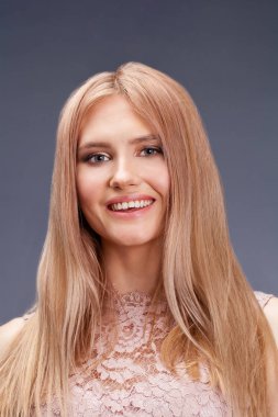 Seksi elbiseli genç sarışın Bayan