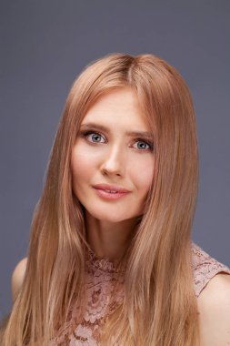 Seksi elbiseli genç sarışın Bayan