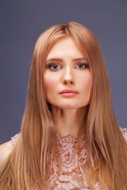 Seksi elbiseli genç sarışın Bayan