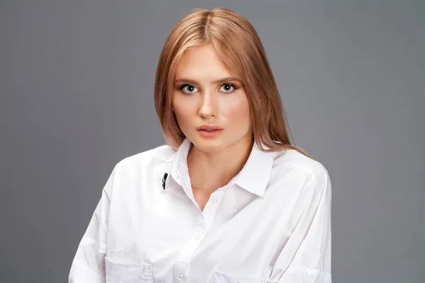 Primo piano ritratto di una giovane bella donna bionda in una cenere bianca — Foto Stock