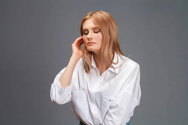 Retrato de cerca de una joven rubia hermosa en una sh blanca —  Fotos de Stock