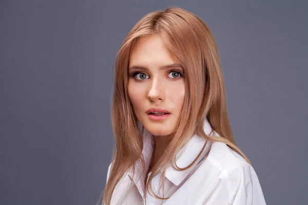 Nahaufnahme Porträt einer jungen schönen blonden Frau in einem weißen Sch — Stockfoto