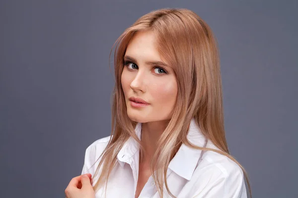 Nahaufnahme Porträt einer jungen schönen blonden Frau in einem weißen Sch — Stockfoto
