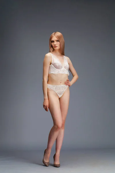 Sexig ung blond kvinna poserar i vita underkläder — Stockfoto