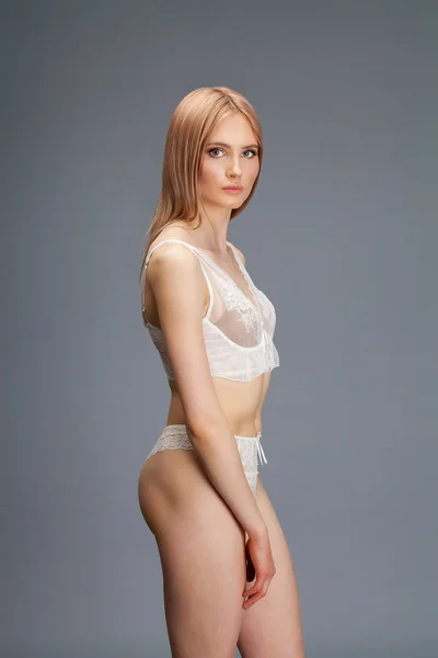 섹시한 젊은 금발의 여자 포즈 에 화이트 속옷 — 스톡 사진