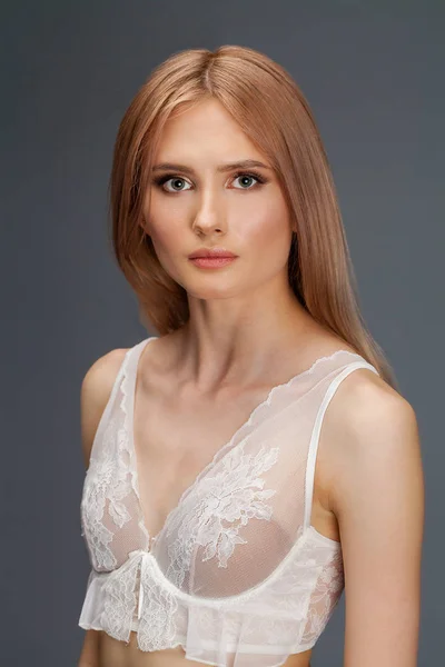 Sexy joven rubia posando en ropa interior blanca — Foto de Stock