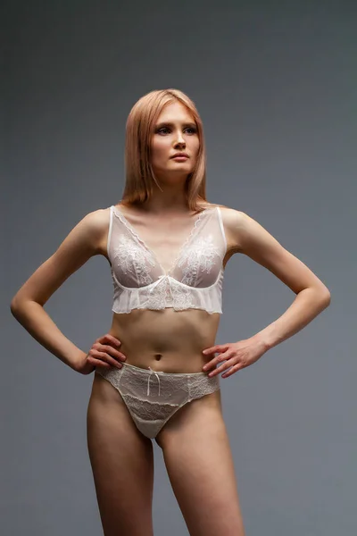 Sexy giovane donna bionda in posa in biancheria intima bianca — Foto Stock