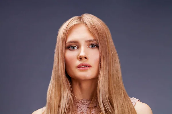 Ung blond dam i sexiga klänning — Stockfoto