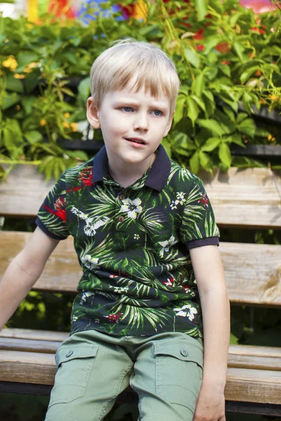 Portret van een jonge blonde jongen — Stockfoto